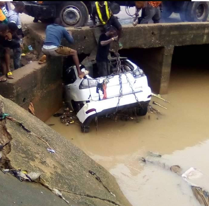 Body of victim recovered after vehicle swept away by flood in Lagos 3 vehicle swept away by flood in Lagos